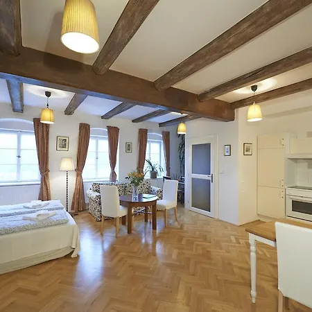 Golden Apple Apartment *